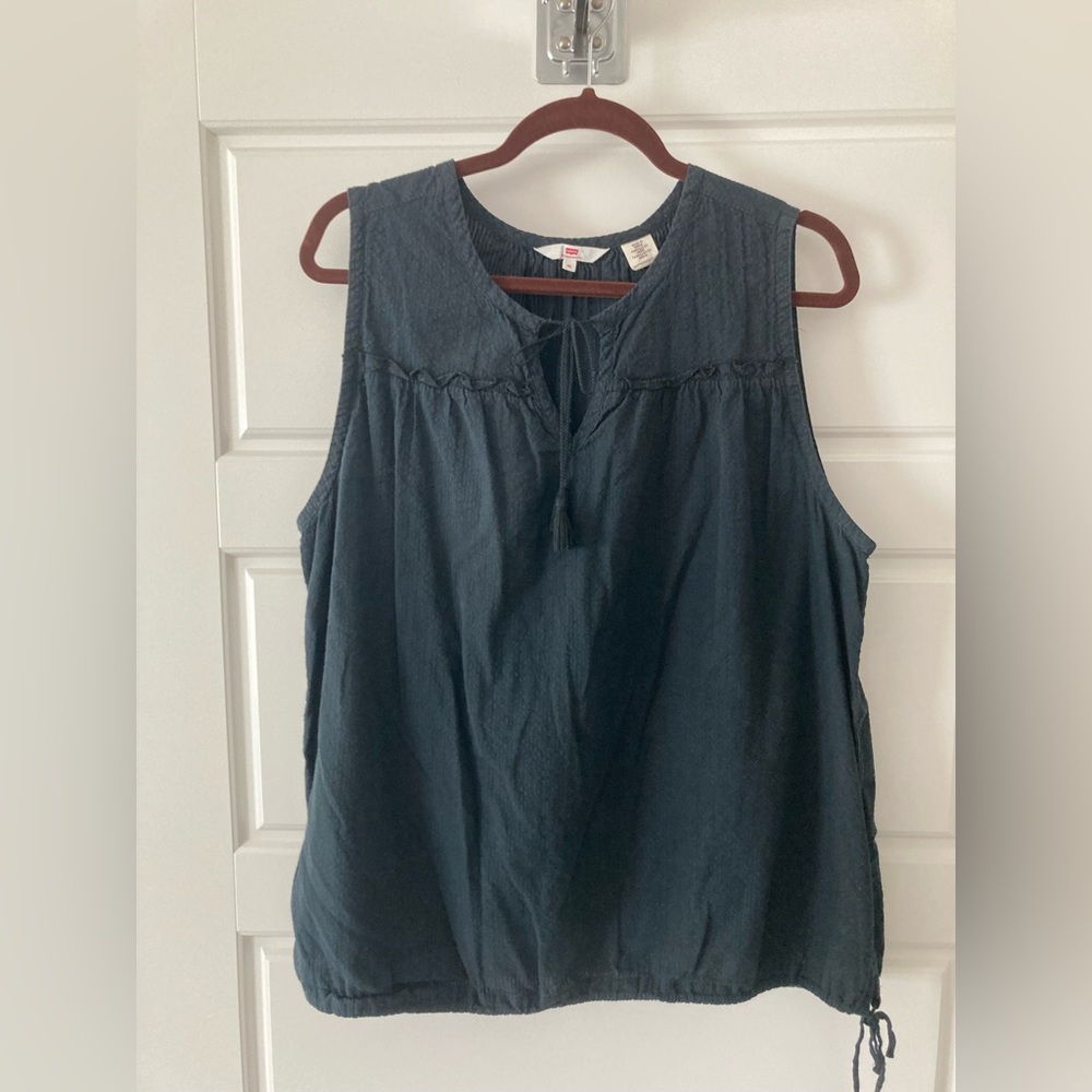 Levi’s Navy Blue Sleeveless Tie Top With a Tie at the Bottom. Size 2X